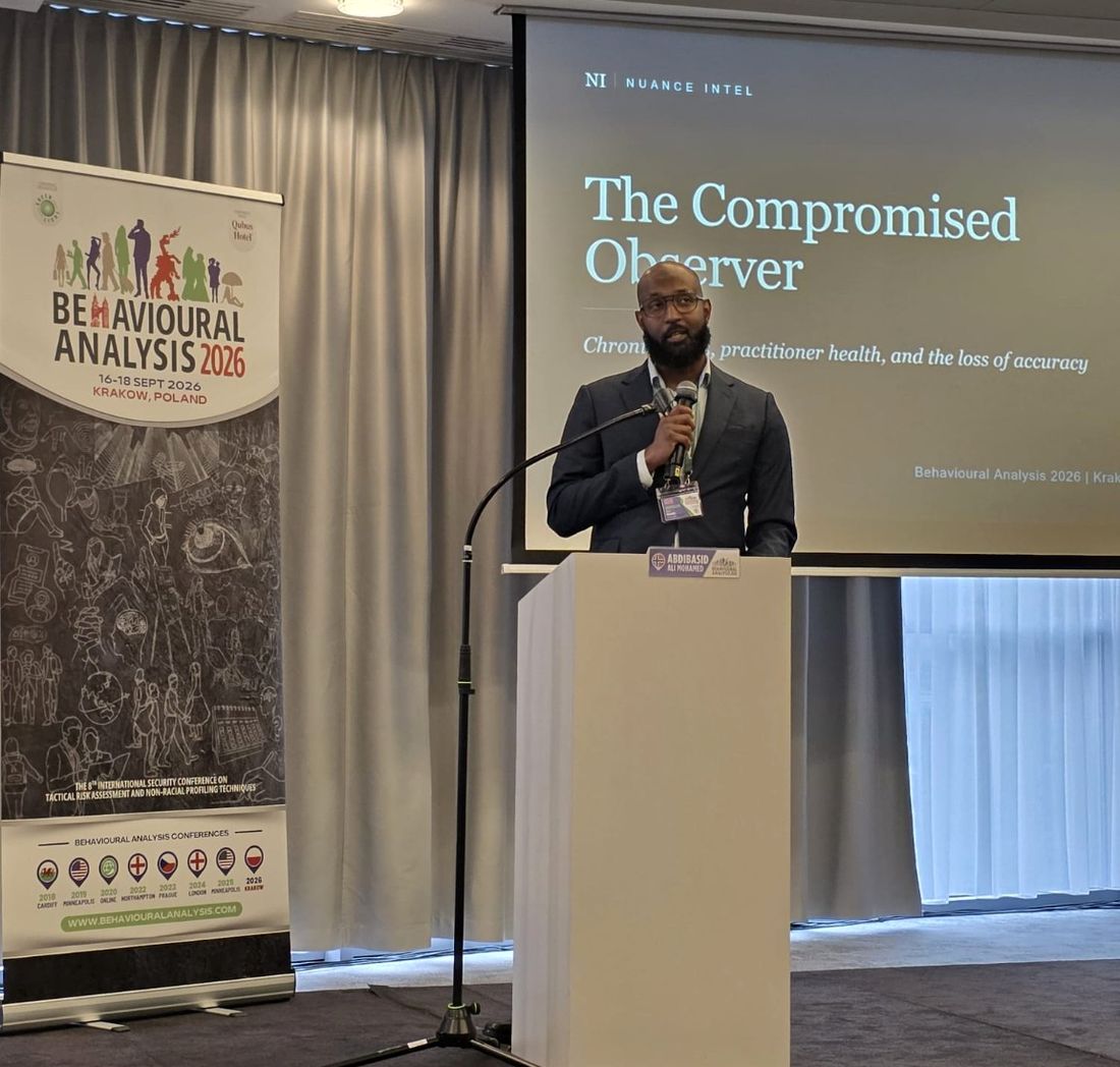 Abdibasid Ali Mohamed presenterer The Compromised Observer på Behavioural Analysis 2026 i Kraków